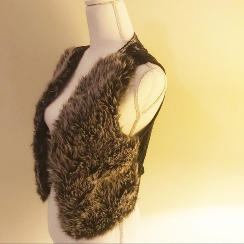 DayTrip Faux Fur Cropped Vest Size Medium M - Picture 3 of 7